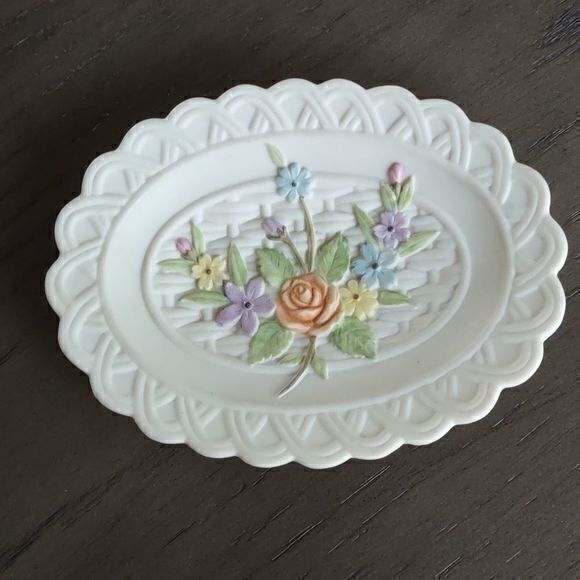 Lefton Antique Ivory Hand Painted Woven Edge Floral Trinket‎ and Soap Dish Set - Picture 2 of 7